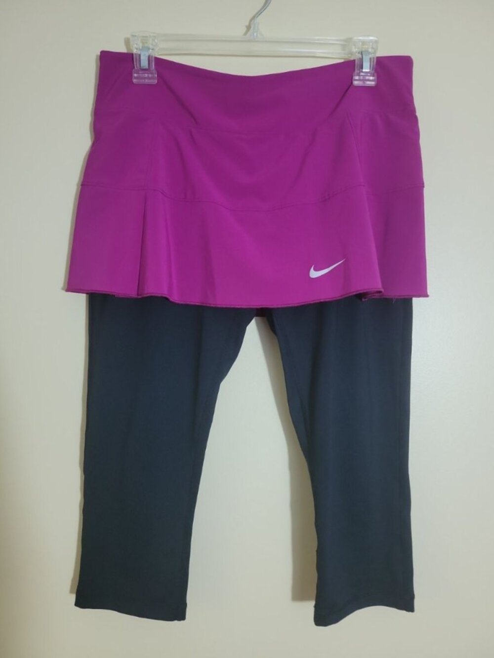 Nike tennis running skapri skirt / crop legging size Medium pink with black